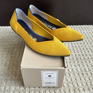 NIB Rothy’s The Point in Diamond Metallic (mustard yellow) size 7